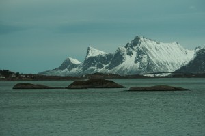 {de}Blick auf die Berge von Flakstadøya{en}View on the mountains of Flakstadøya   